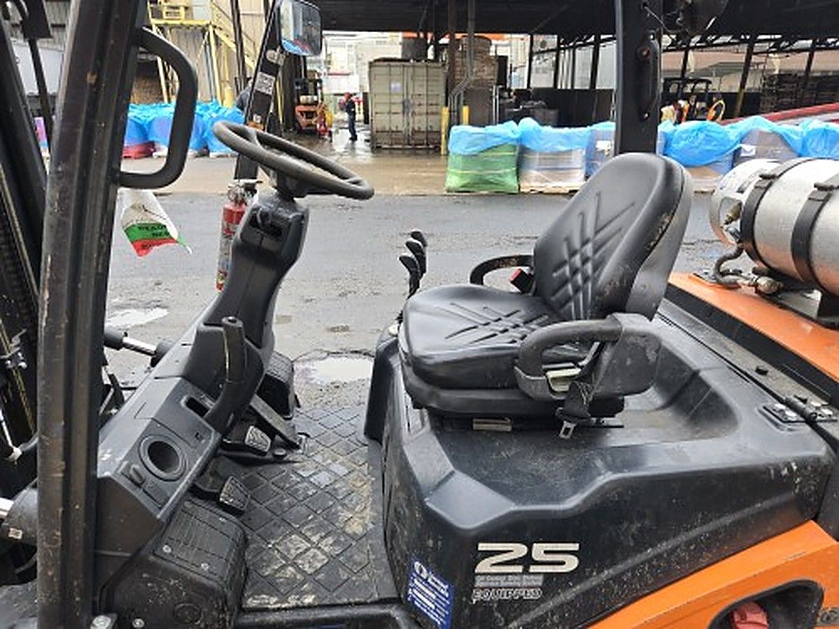 DOOSAN G25P-7DF photo 3