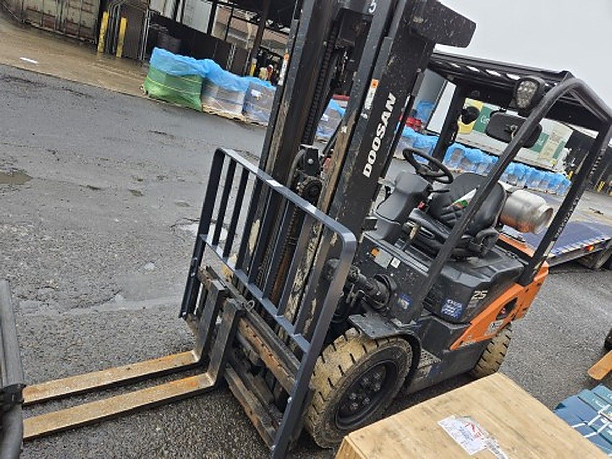 DOOSAN G25P-7DF photo 4