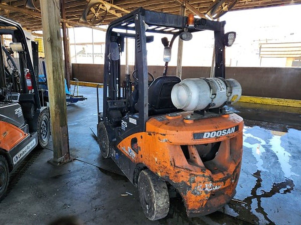 DOOSAN G25P-7DF photo 2