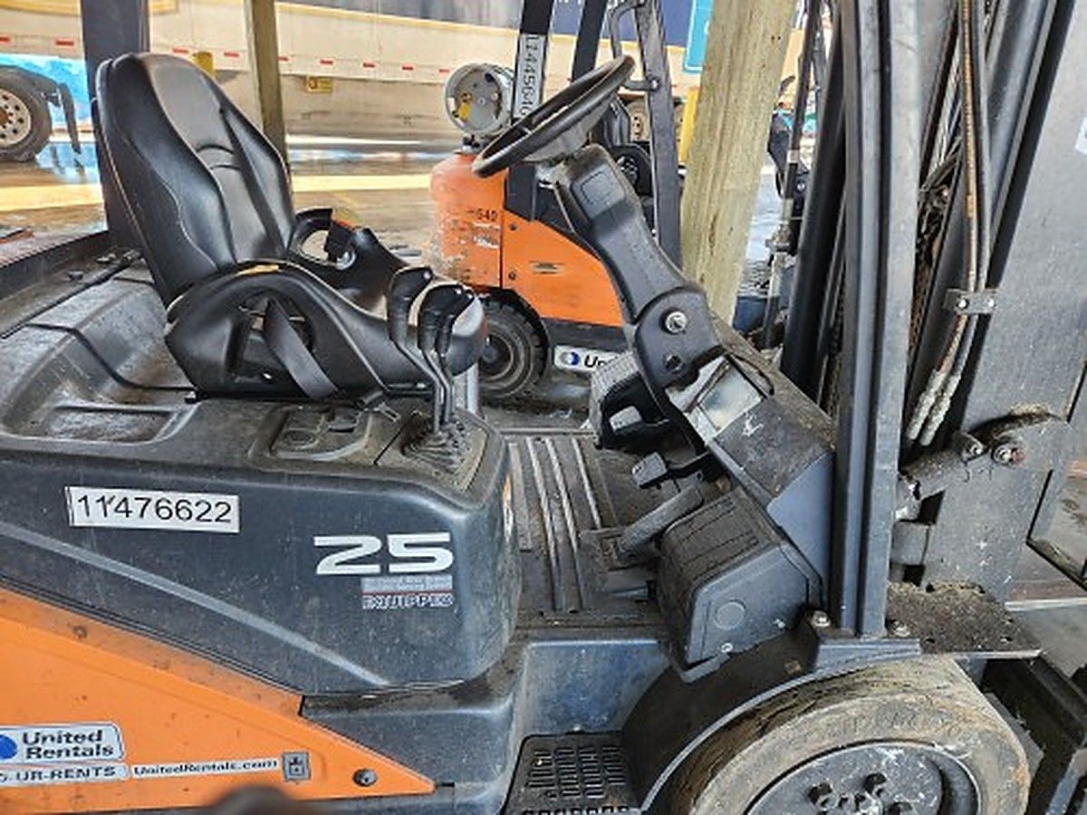 DOOSAN G25P-7DF photo 4