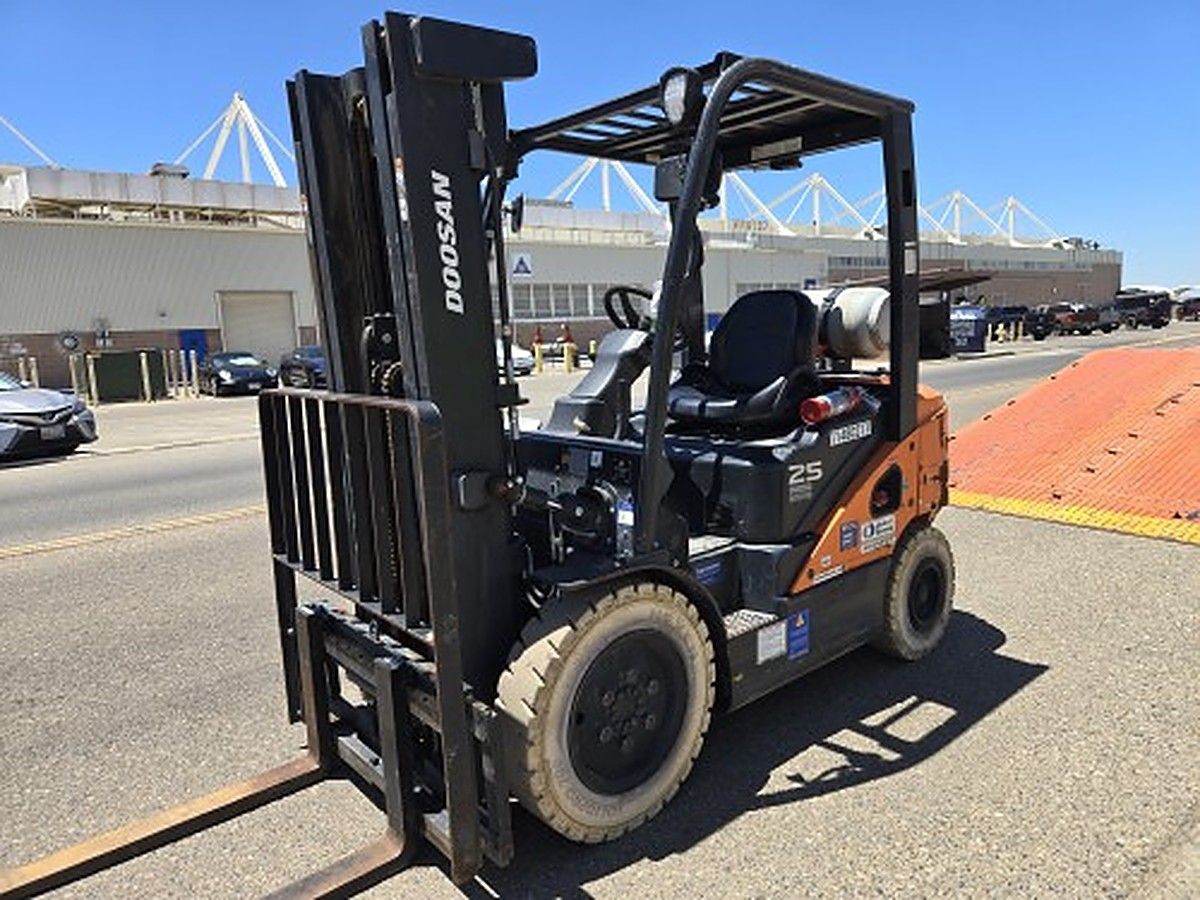 DOOSAN G25P-7DF photo 2