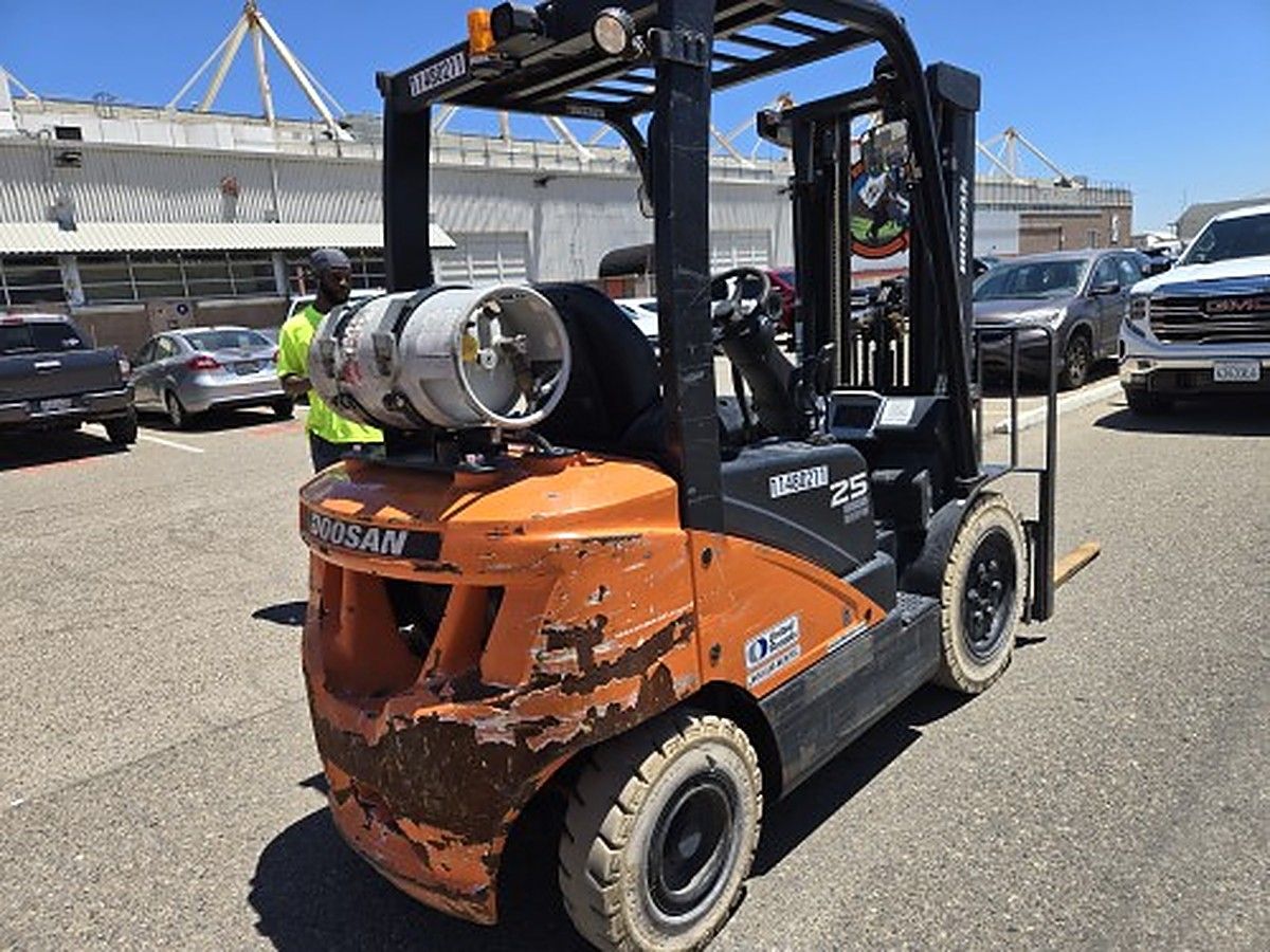DOOSAN G25P-7DF photo 3