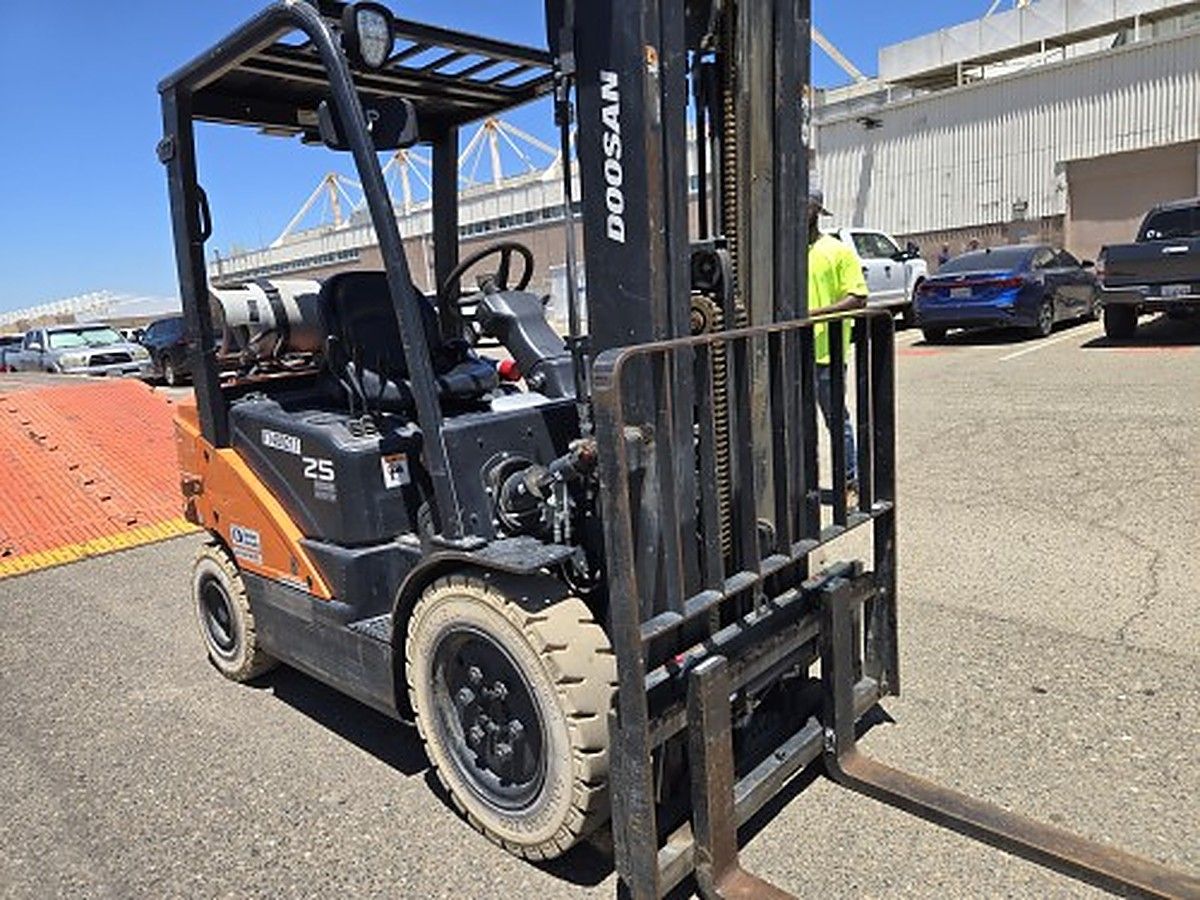 DOOSAN G25P-7DF photo 5