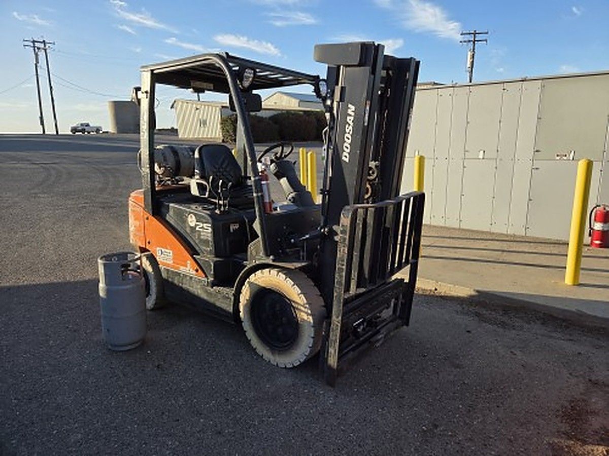 DOOSAN G25P-7DF photo 2