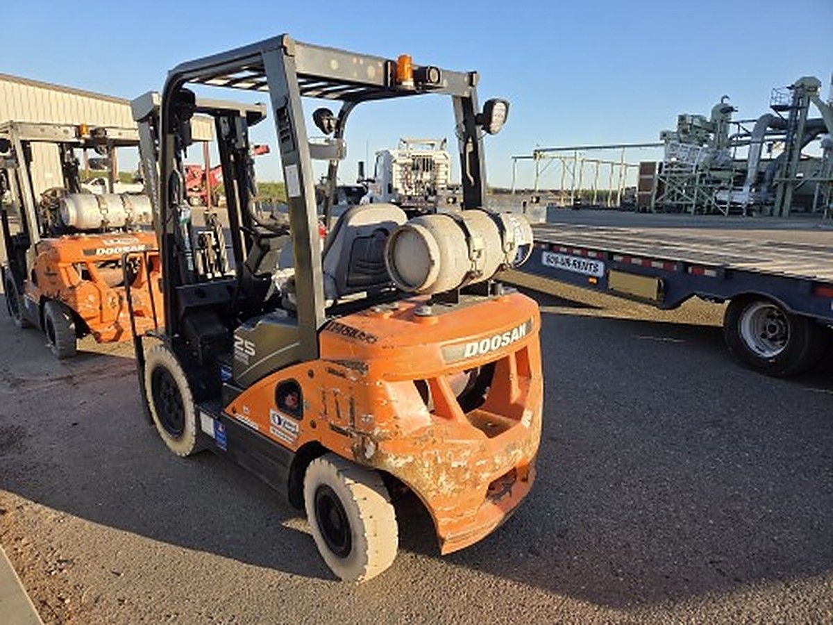 DOOSAN G25P-7DF photo 3
