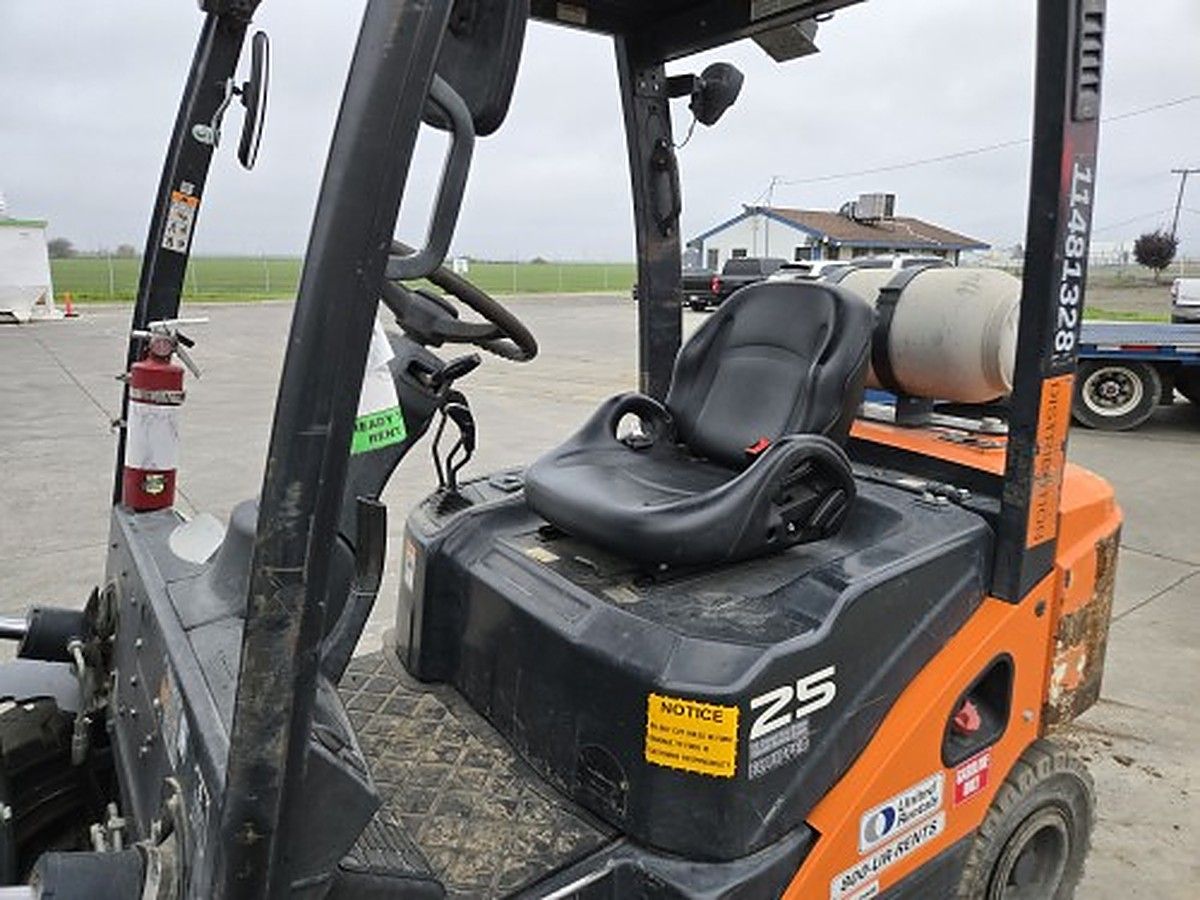 DOOSAN G25P-7DF photo 3