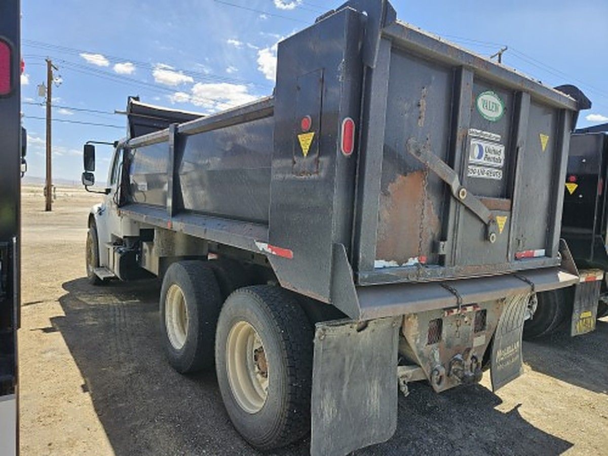 FREIGHTLNR M2 106 DUMP photo 3