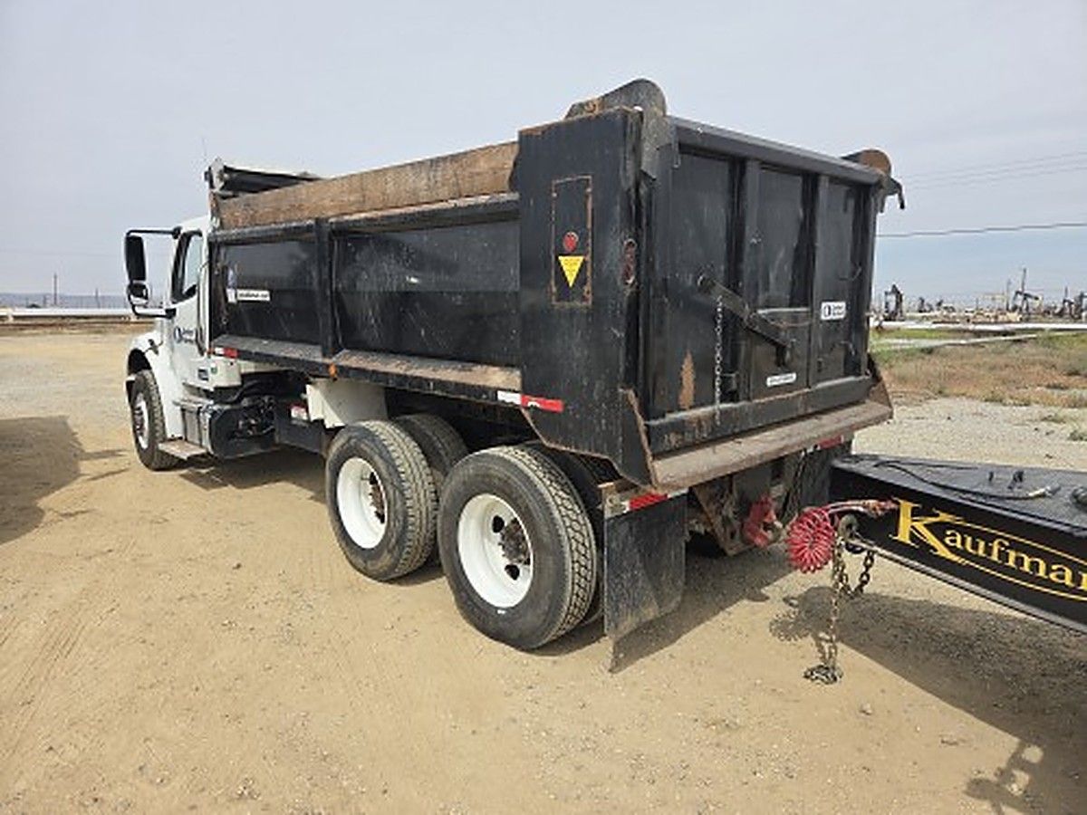 FREIGHTLNR M2 106 DUMP photo 4