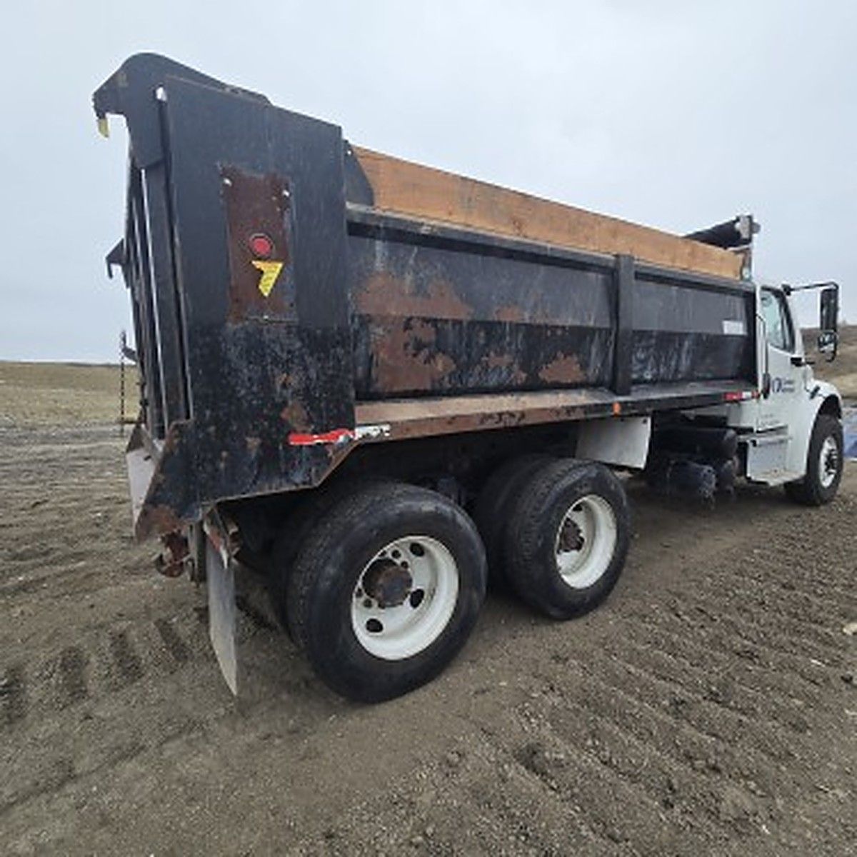 FREIGHTLNR M2 106 DUMP photo 2