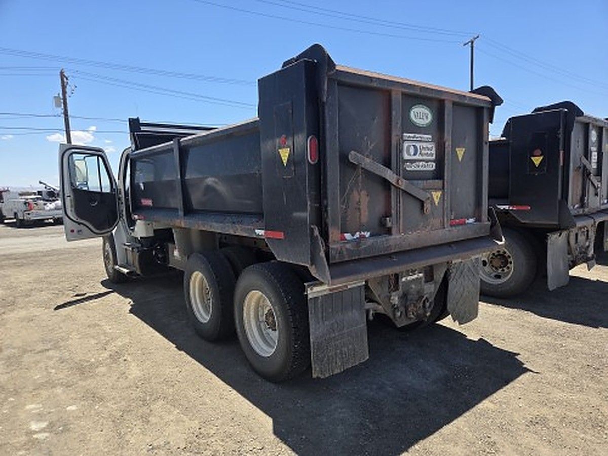 FREIGHTLNR M2 106 DUMP photo 3