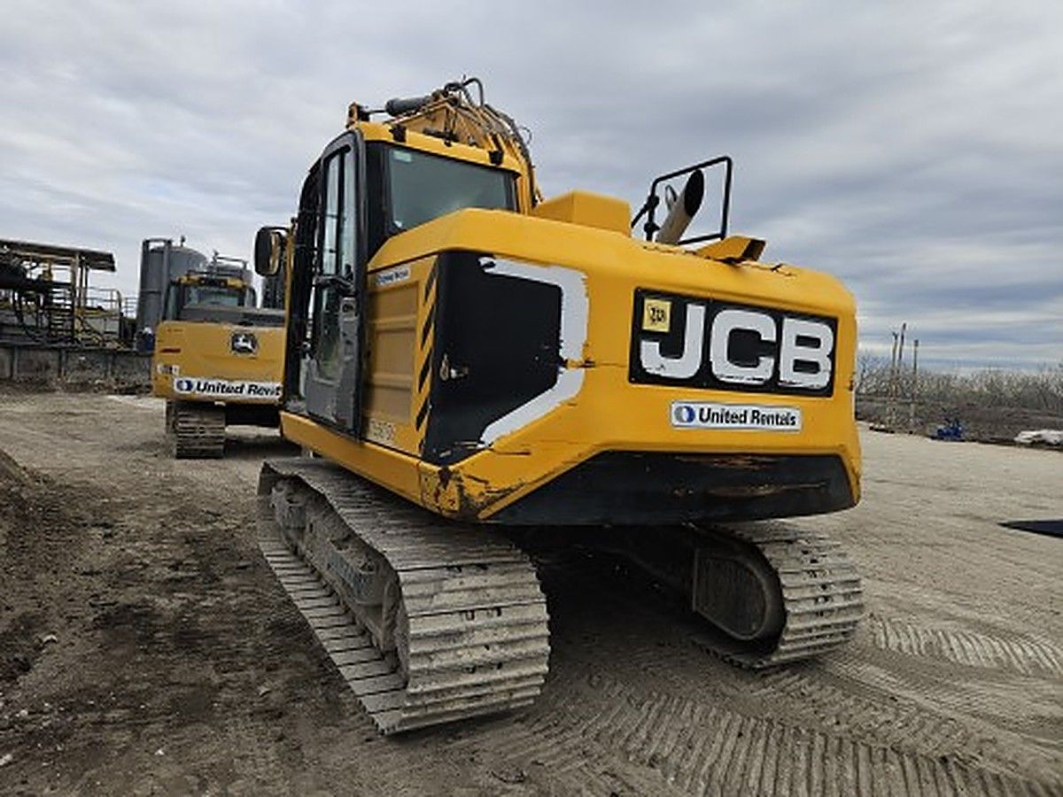 JCB JS131 LC photo 2