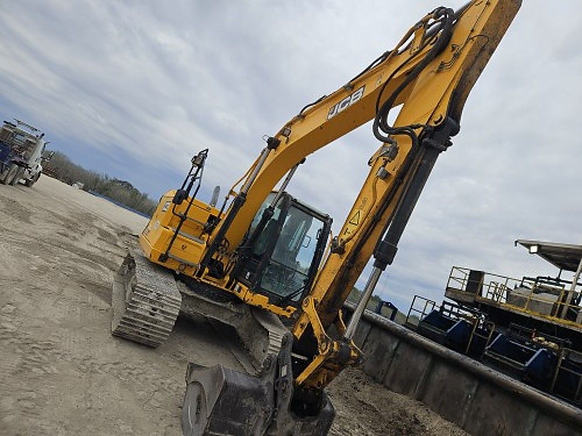 JCB JS131 LC photo 3