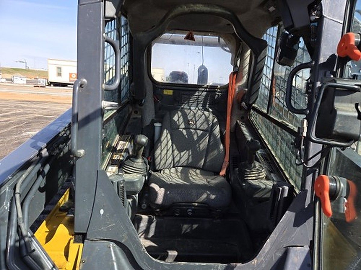 JOHN DEERE 331G photo 9