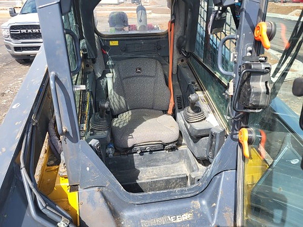 JOHN DEERE 331G photo 10