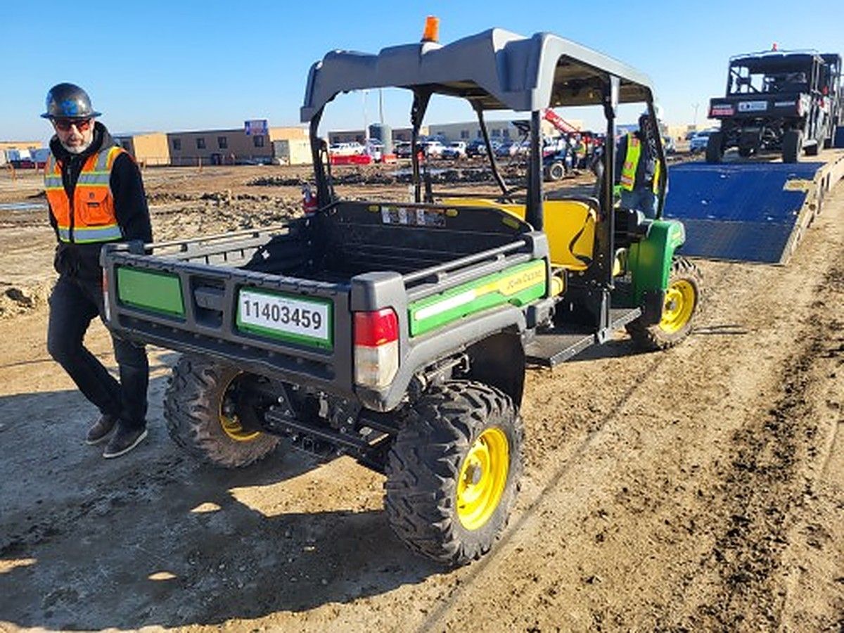 JOHN DEERE XUV855M S4 photo 2