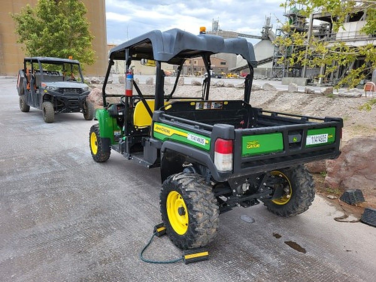 JOHN DEERE XUV855M S4 photo 3