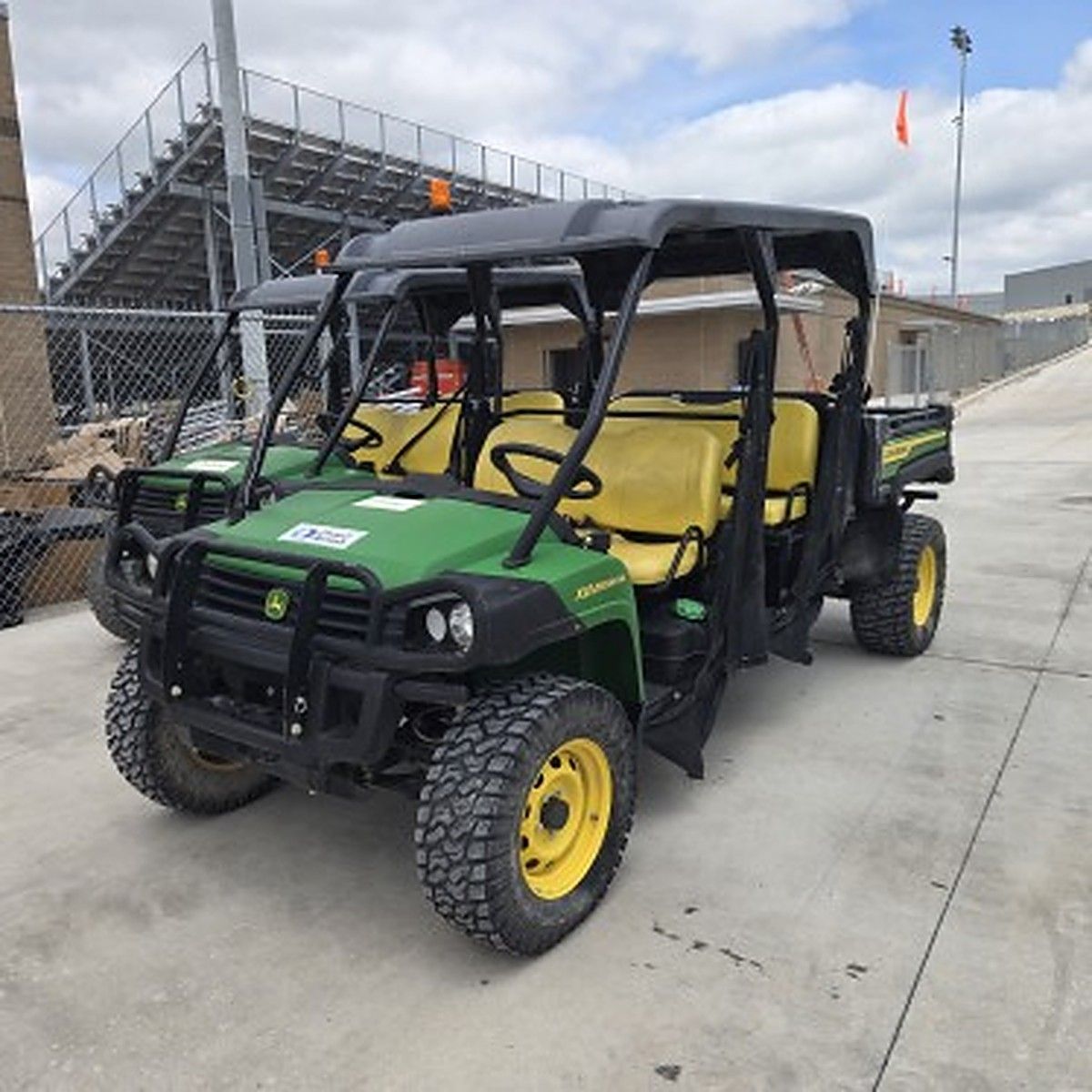 JOHN DEERE XUV855M S4 photo 2