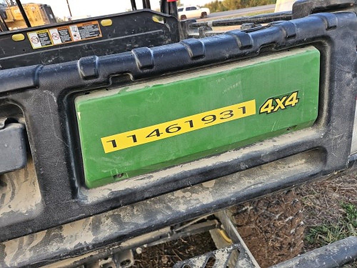 JOHN DEERE XUV855M S4 photo 9