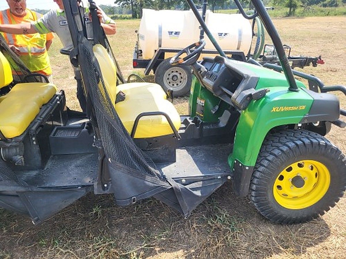 JOHN DEERE XUV855MS4 photo 3