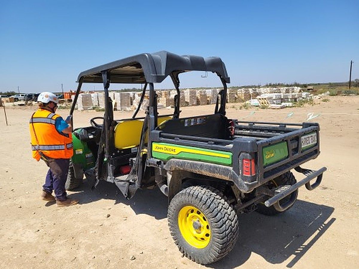 JOHN DEERE XUV855MS4 photo 3