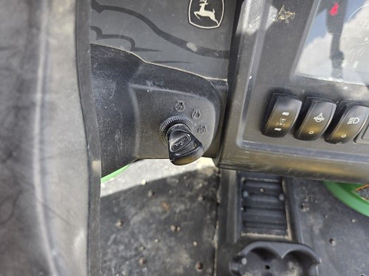 JOHN DEERE XUV855MS4 photo 6