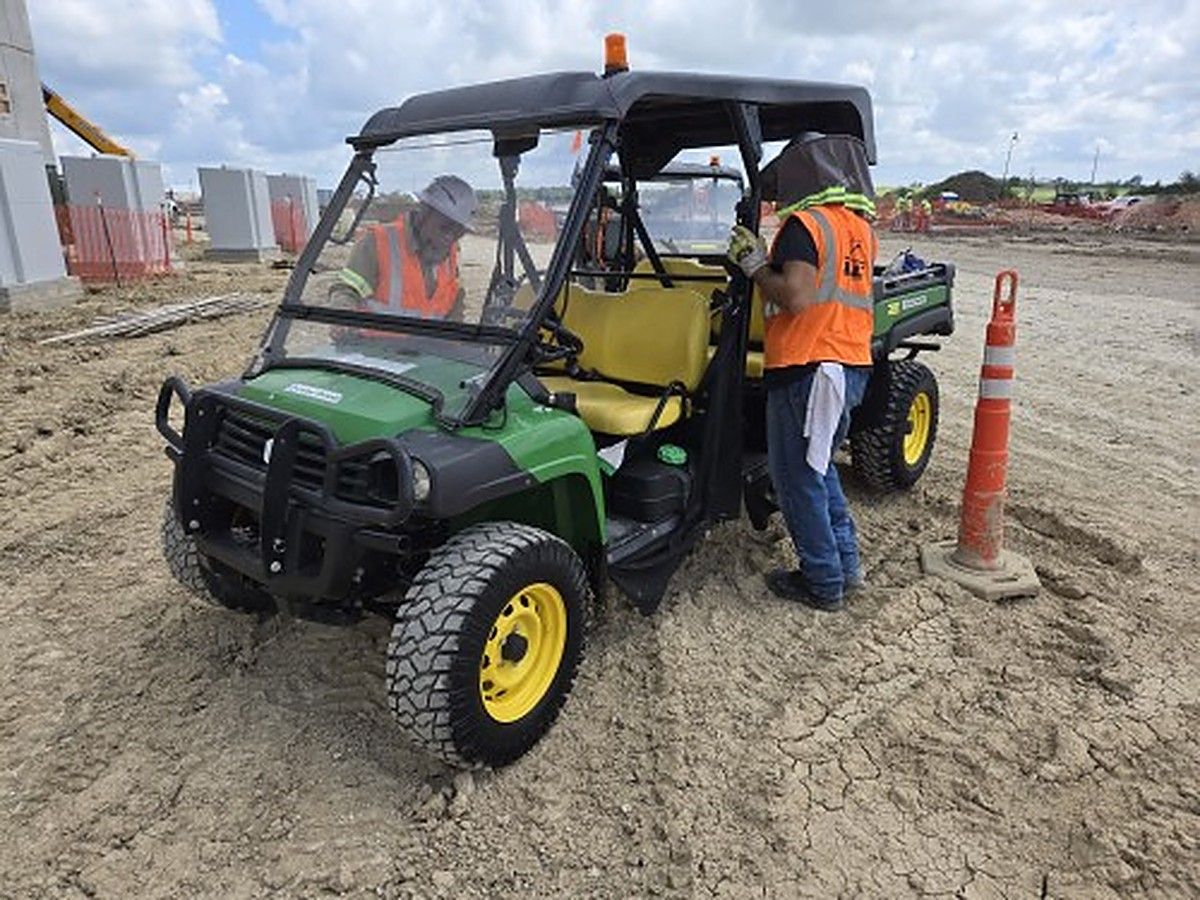 JOHN DEERE XUV855MS4 photo 2