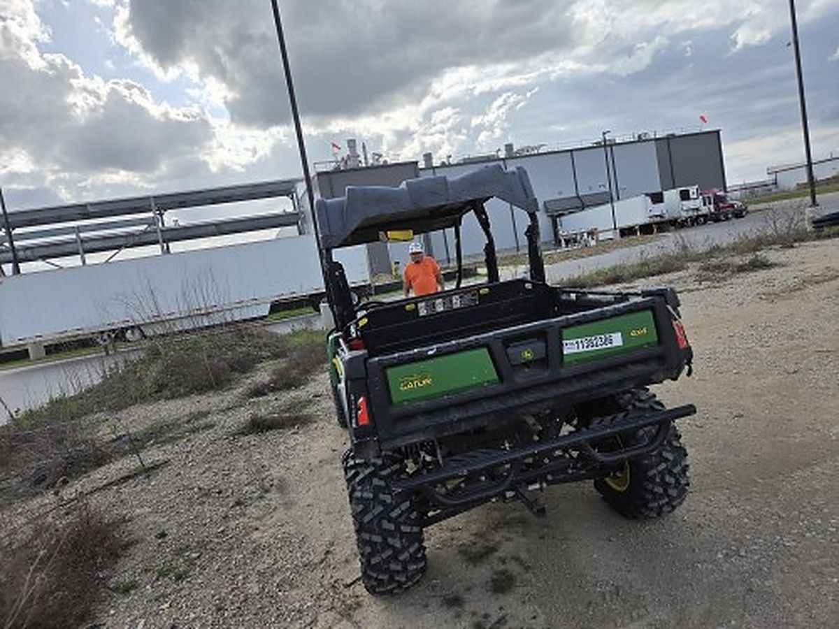 JOHN DEERE XUV855MS4 photo 2