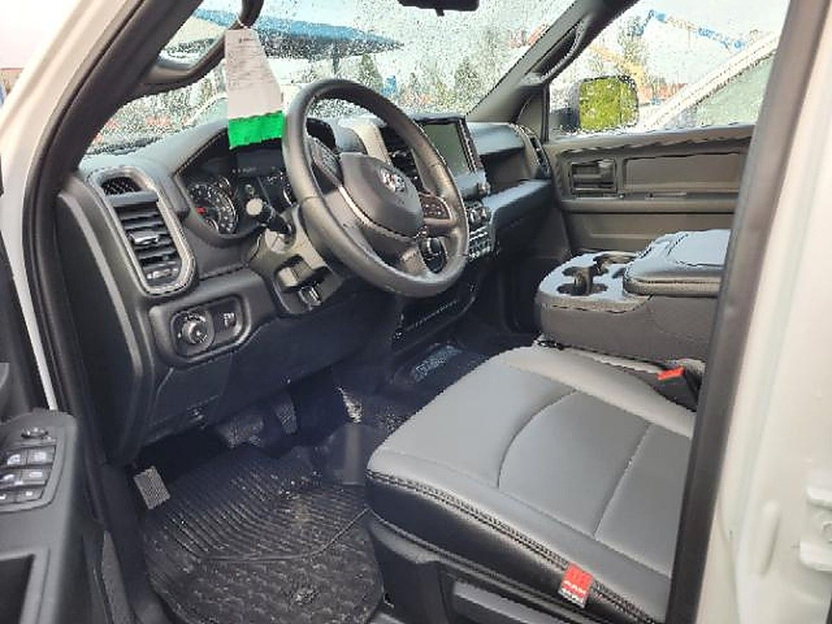 RAM 2500CREWTMG4WD photo 2