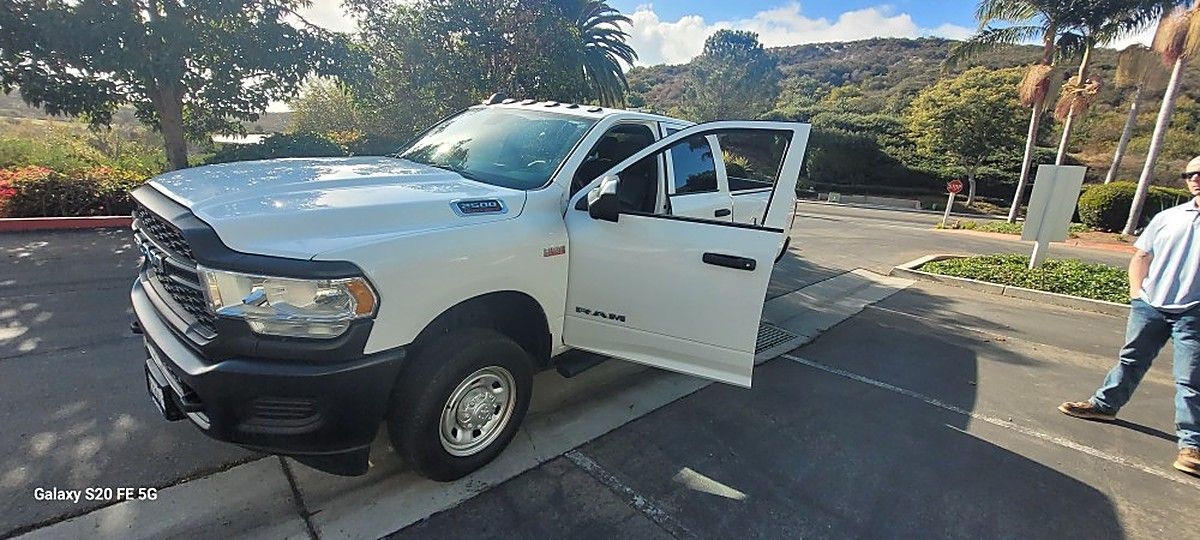 RAM 2500CREWTMG4WD photo 3