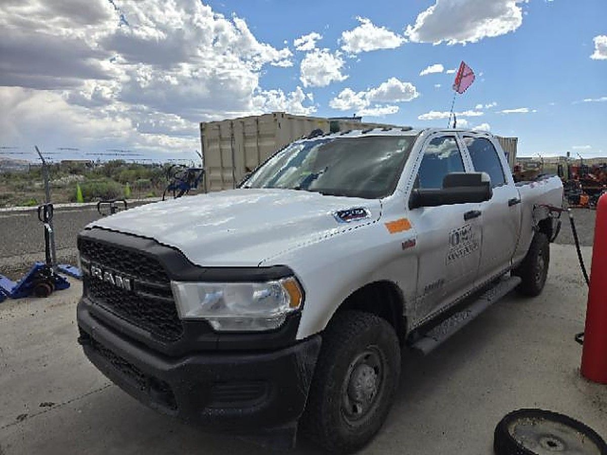 RAM 2500CREWTMG4WD photo 2