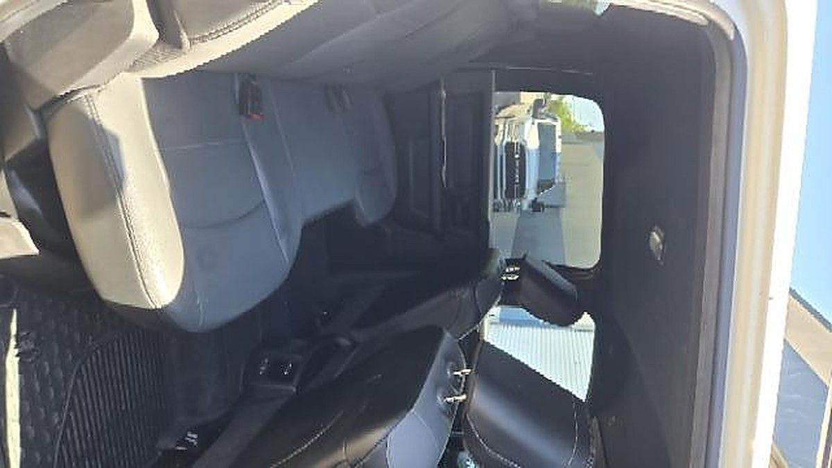 RAM 2500CREWTMG4WD photo 2