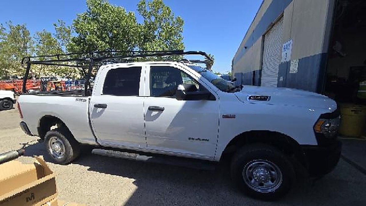 RAM 2500CREWTMG4WD photo 3