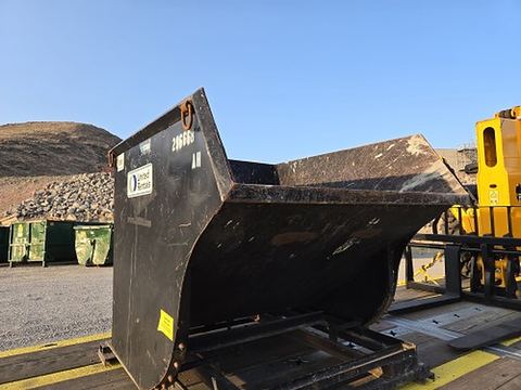 2022 STAR INDUS 1825 Forklift Hopper 2.5 Yard
