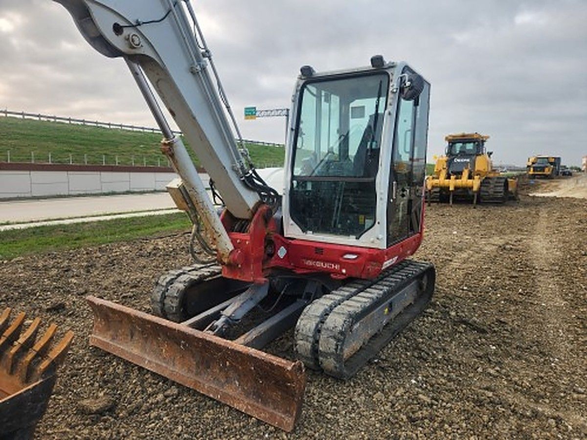 TAKEUCHI TB370CR photo 4