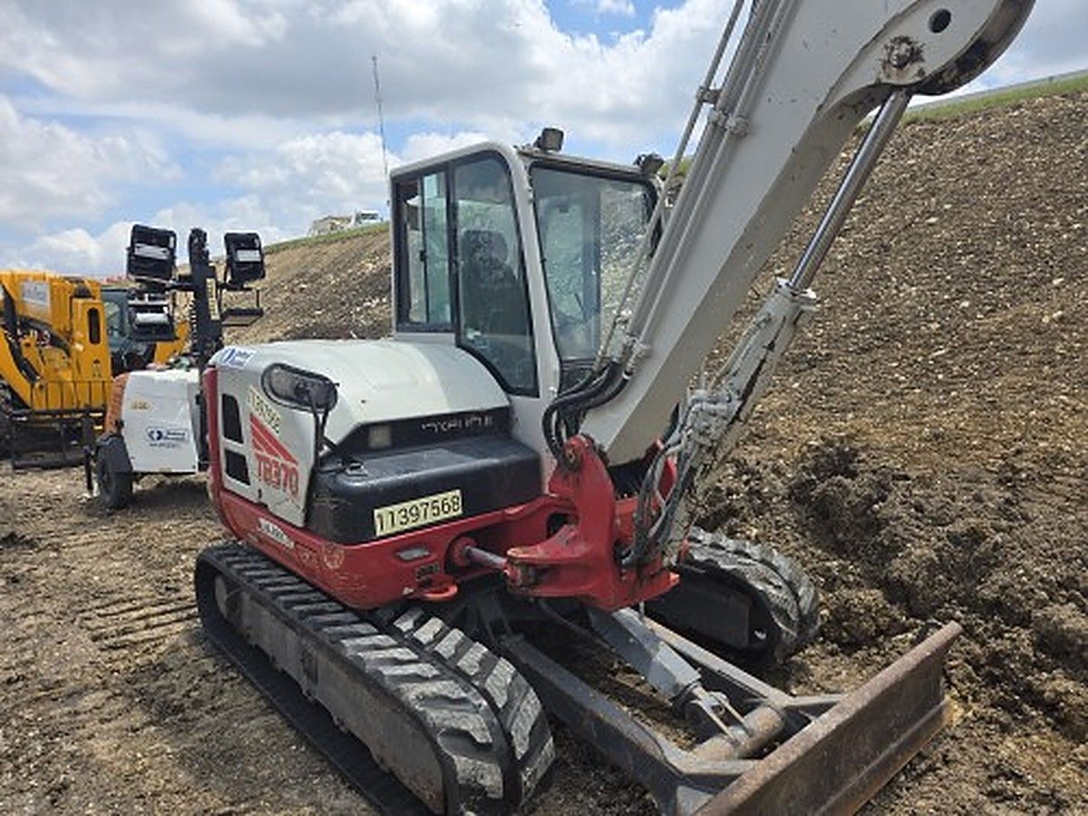TAKEUCHI TB370CR photo 2