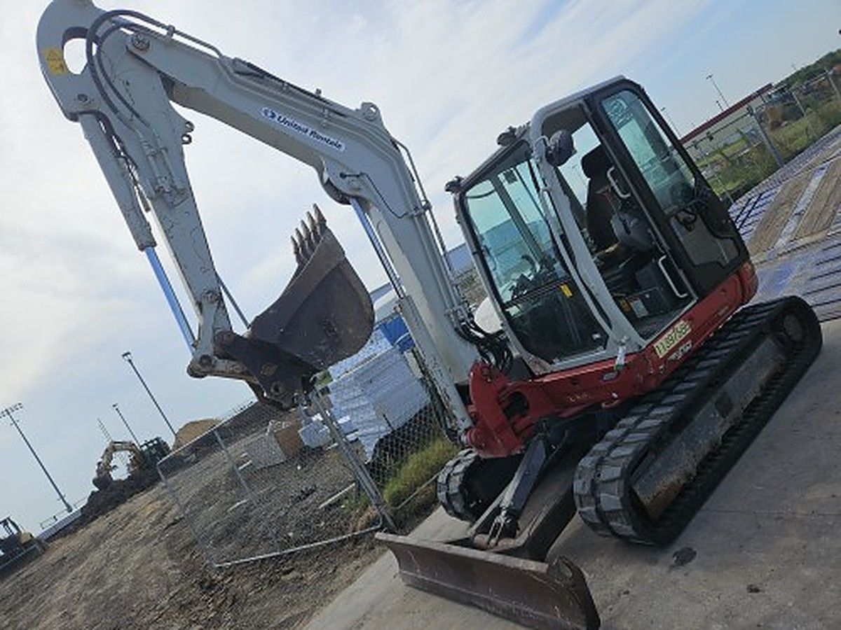 TAKEUCHI TB370CR photo 2
