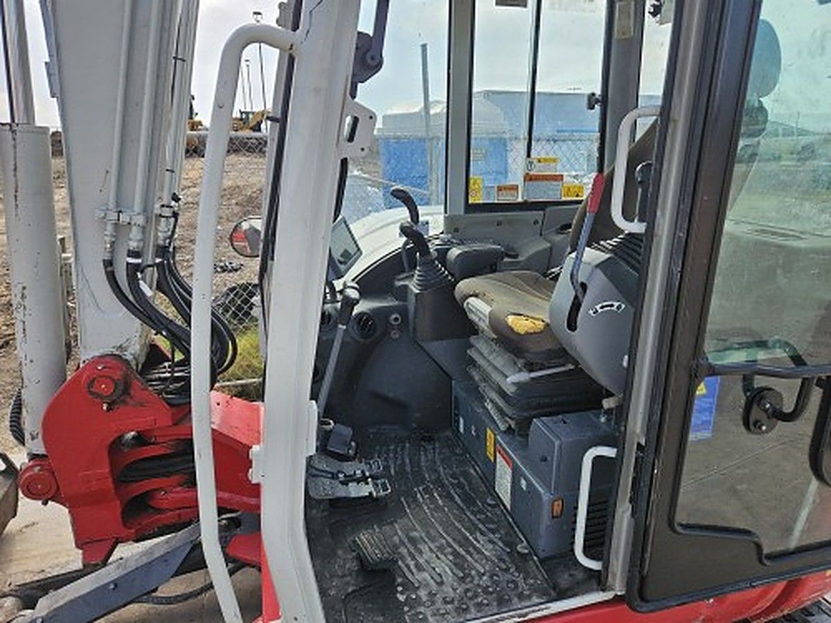 TAKEUCHI TB370CR photo 3