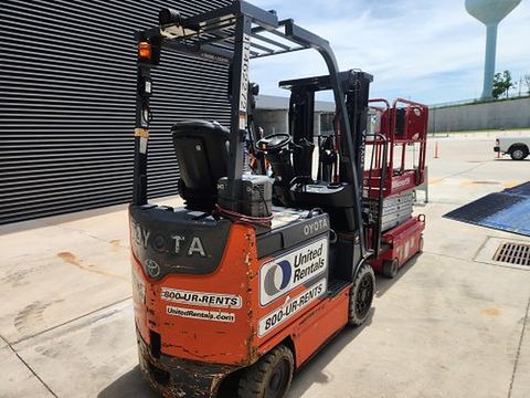 2022 TOYOTA 8FBCU25 Forklift Whse 5000# Electric
