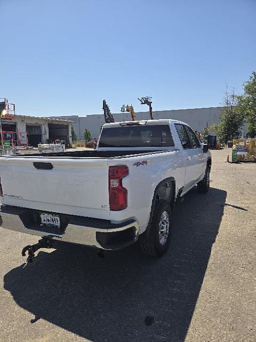 CHEVROLET 2500CREWLTG4WD photo 3
