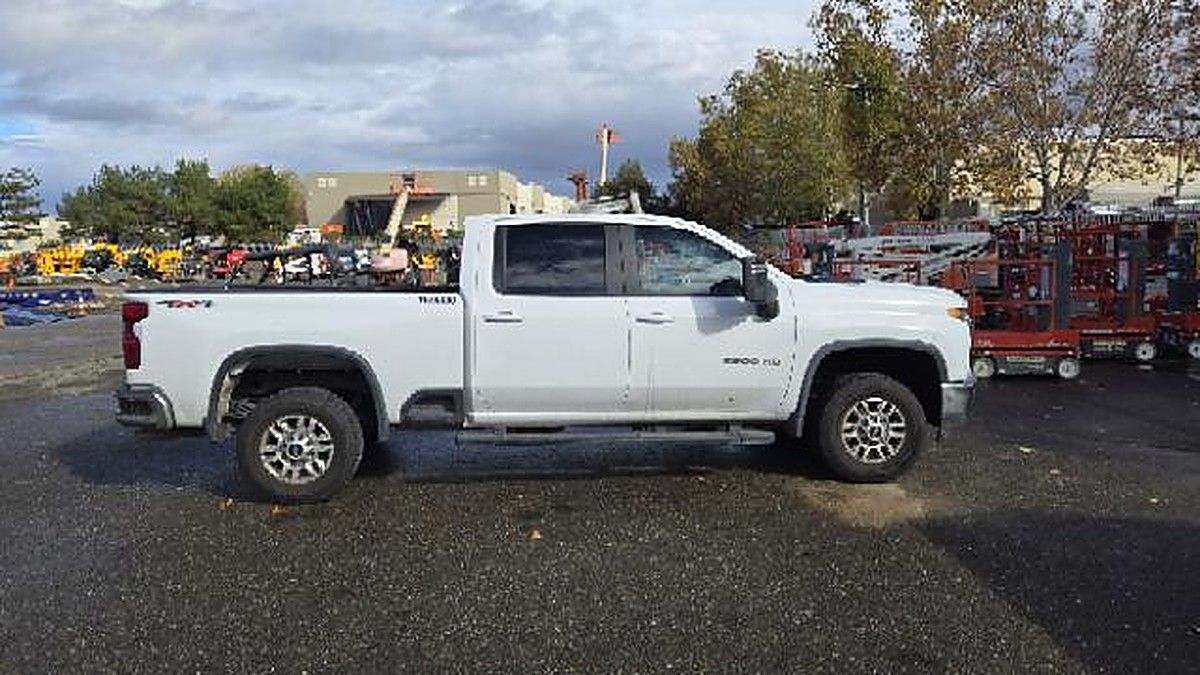 CHEVROLET 2500CREWLTG4WD photo 2