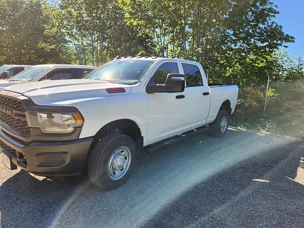 RAM 2500CREWTMG4WD photo 2